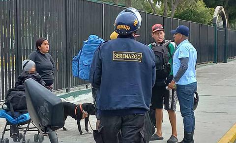 SERENOS DESALOJAN A DOS EXTRANJEROS QUE OCUPABAN ÁREA VERDE EN LA AV. LOS COCOS